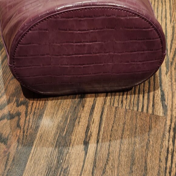 Neiman Marcus mock croc crossbody bucket bag - Picture 4 of 4